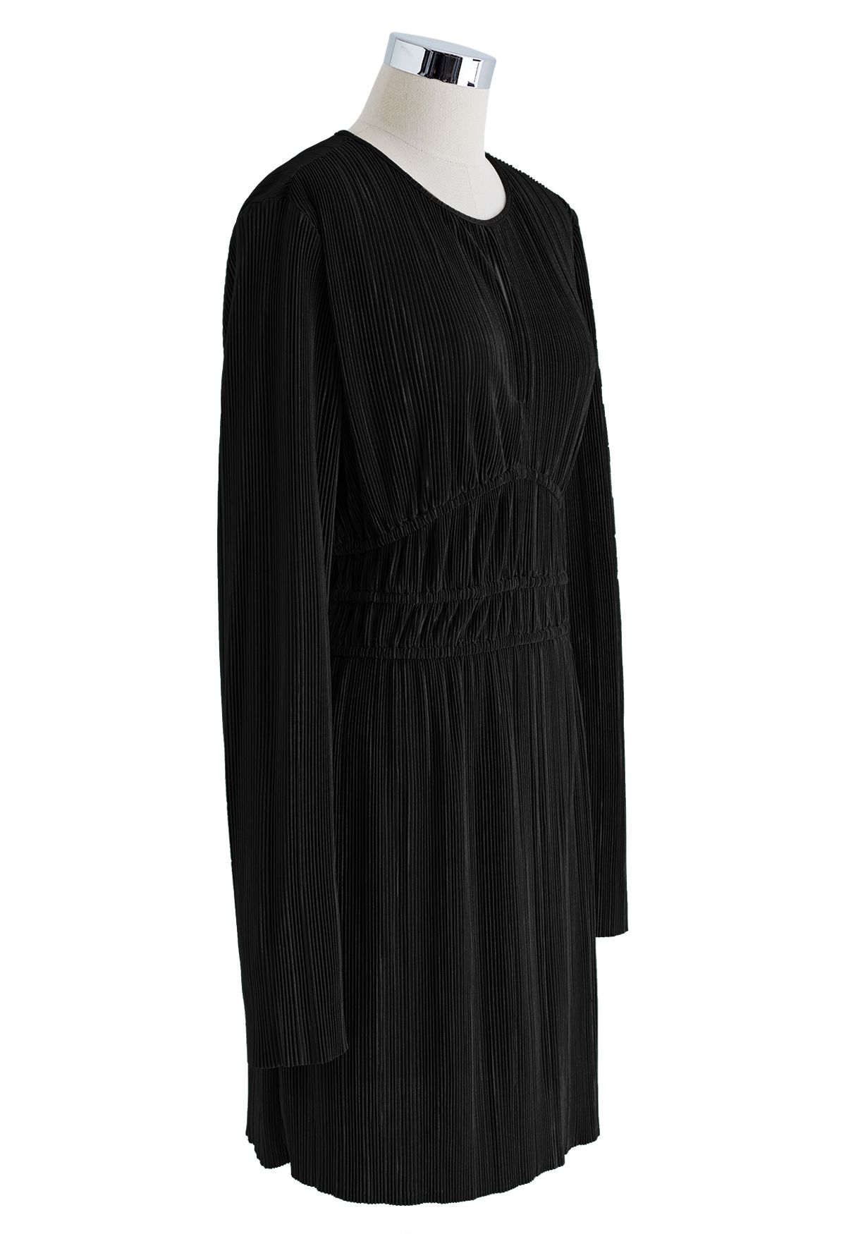 Vestido plissado corte bruto recortado em preto