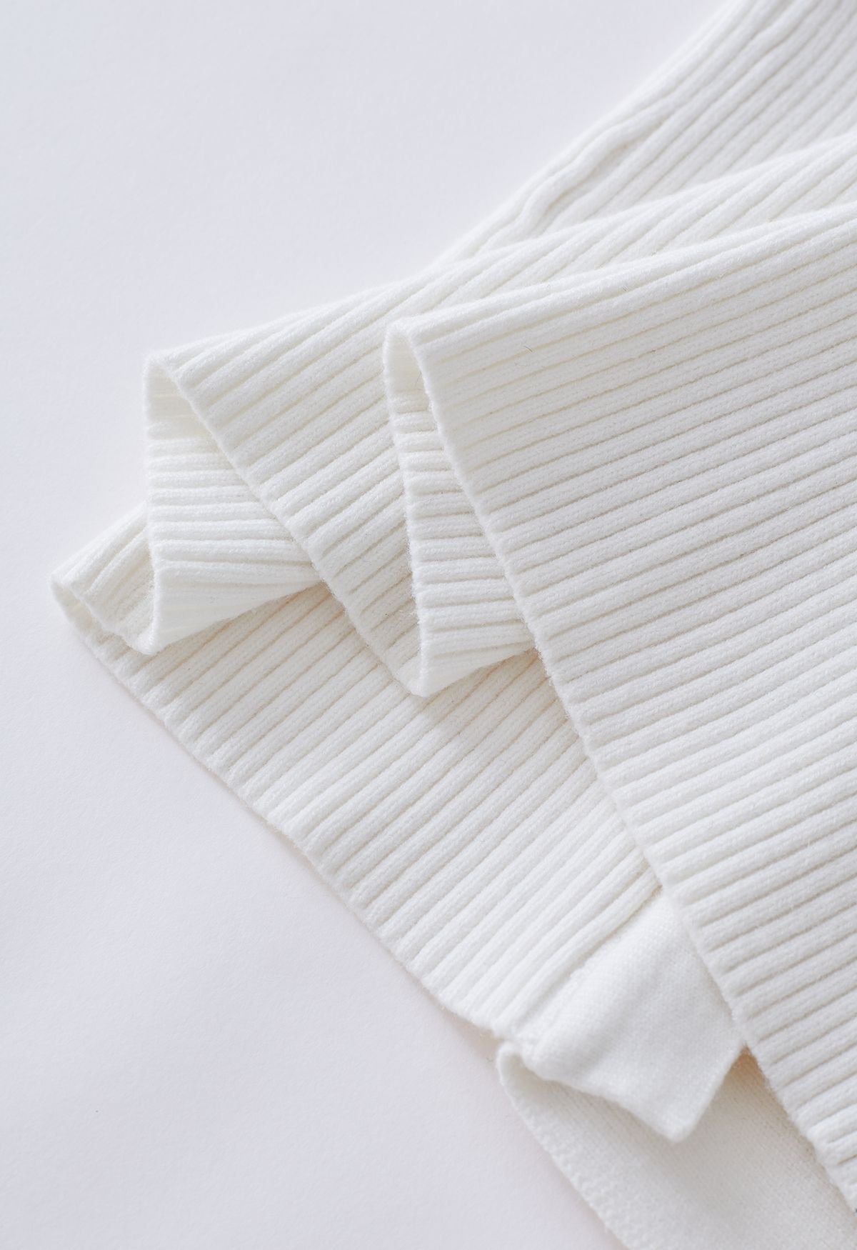 Blusa de tricô com botões em forma de coração e decote quadrado em branco