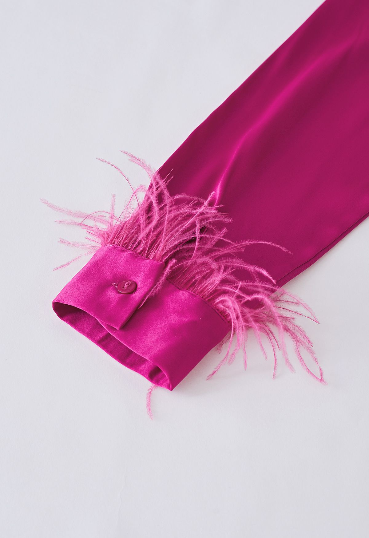 Camisa de cetim com acabamento de penas em rosa choque