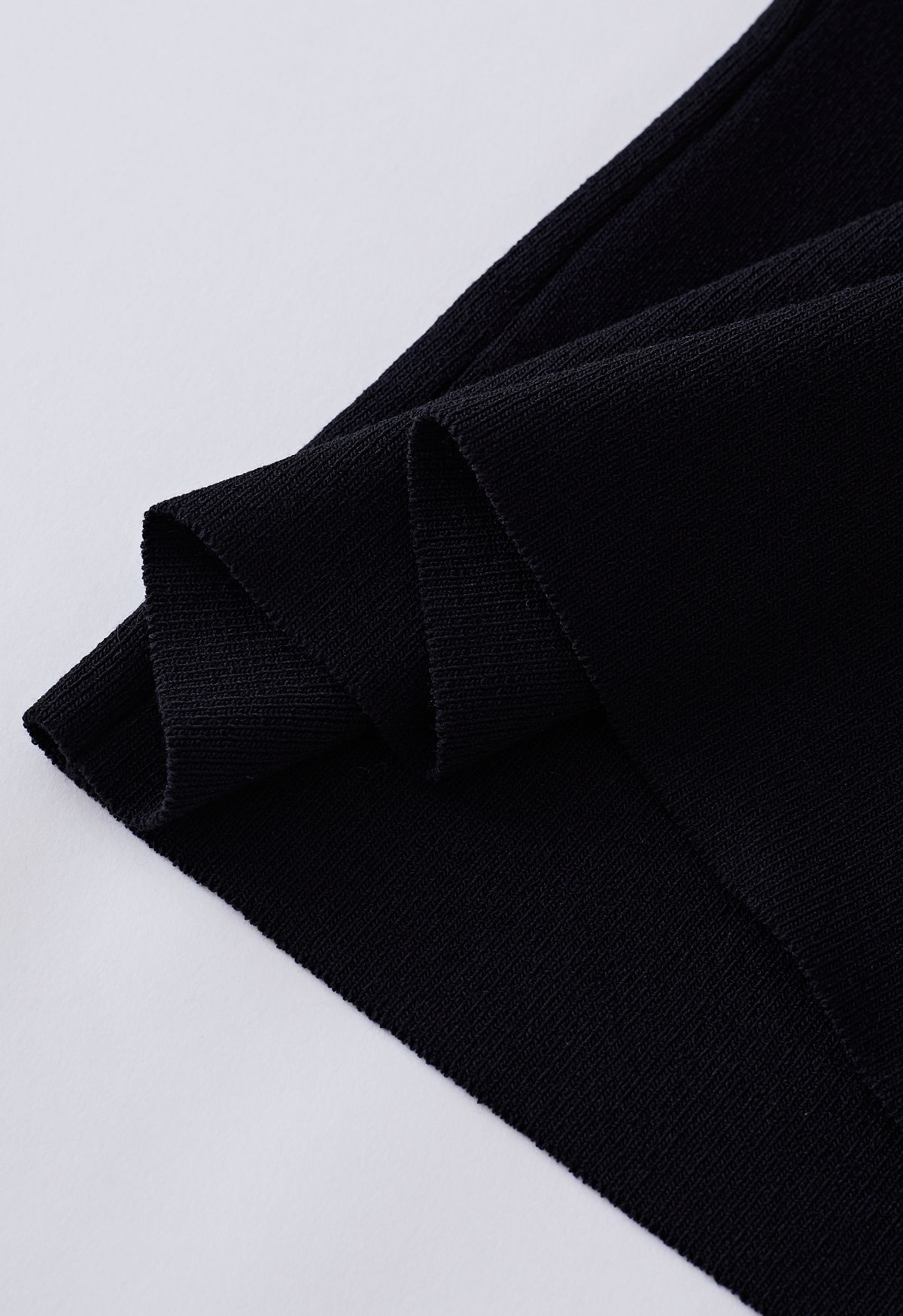 Sassy Blusa de malha com decote largo e babados em preto