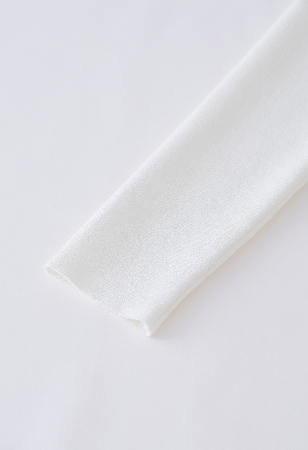 Sassy Blusa de tricô com decote largo e babados em branco