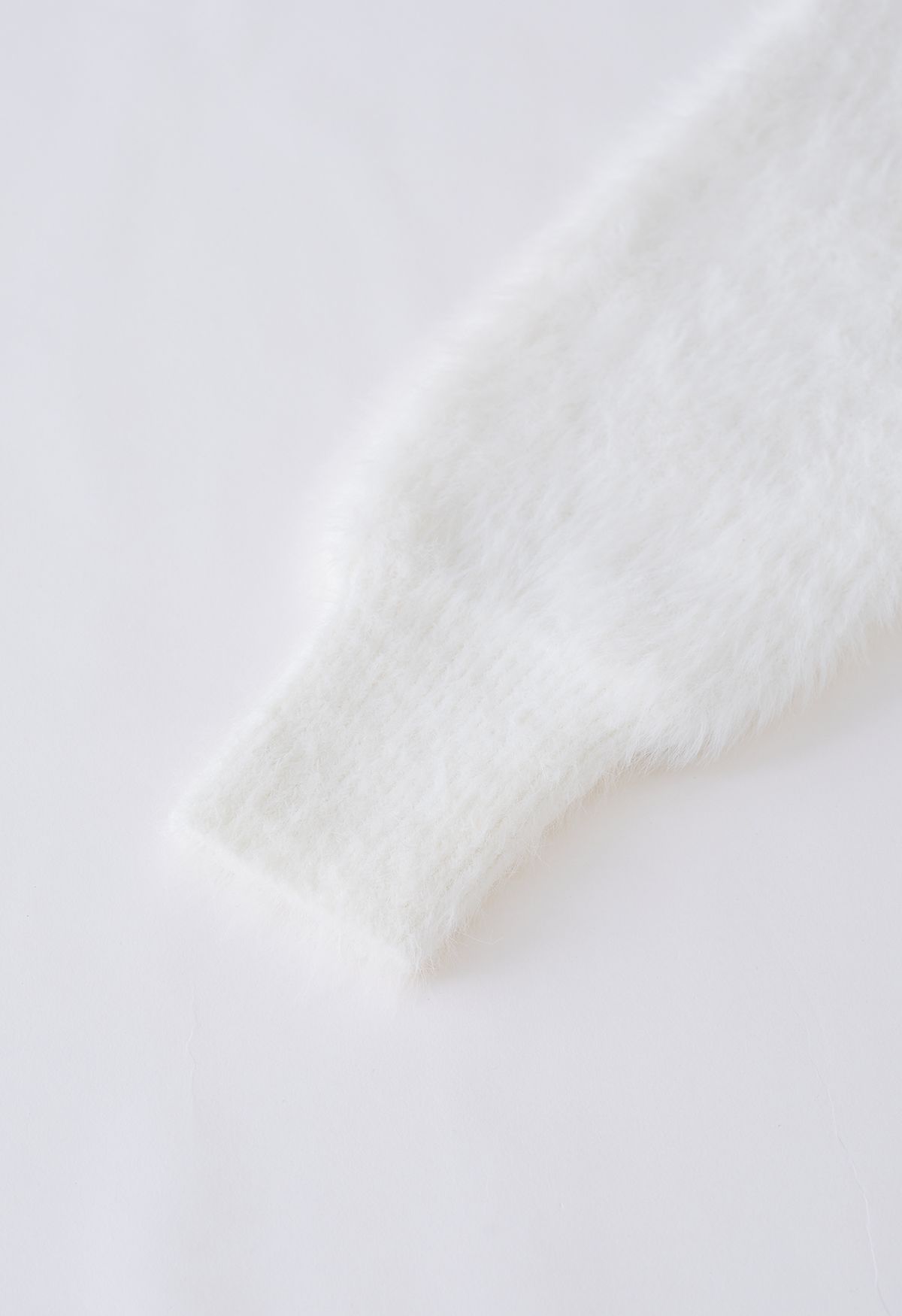 Cardigã de tricô felpudo broche com laço de diamante em branco