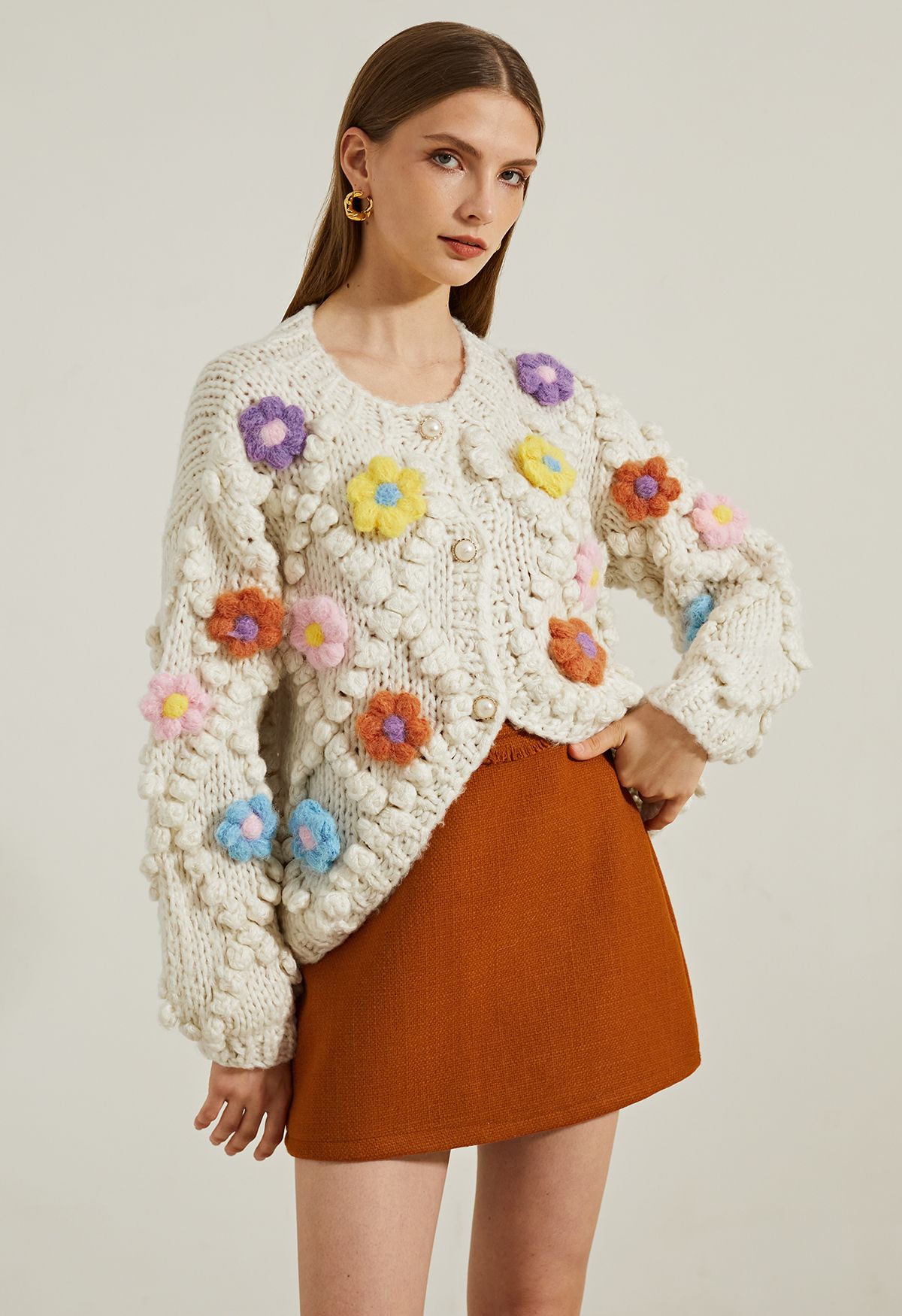 Cardigã de tricô floral com botões e pompons