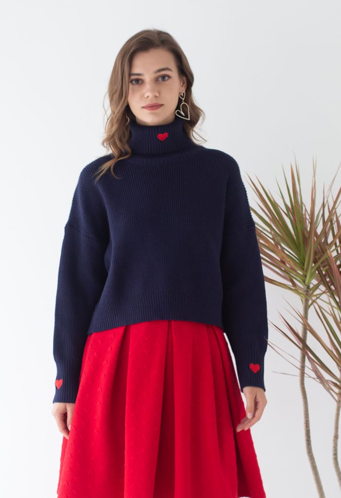 Suéter gola alta com coração vermelho bordado em azul marinho