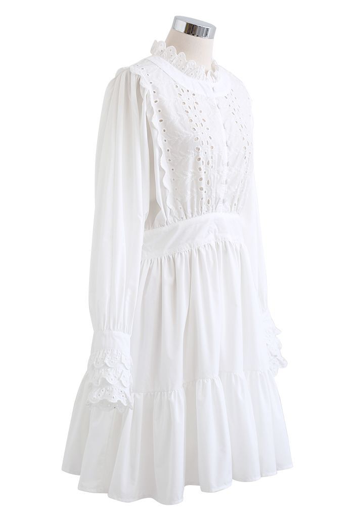 Vestido floral bordado com ilhós e babados em branco