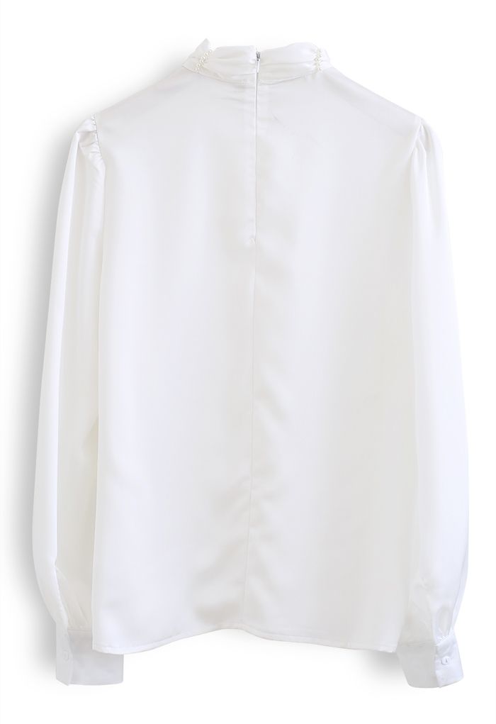 Camisa de cetim decote falso com decoração de miçangas em branco