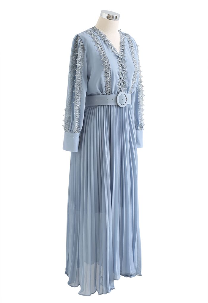 Vestido de chiffon plissado com cinto e crochê em azul