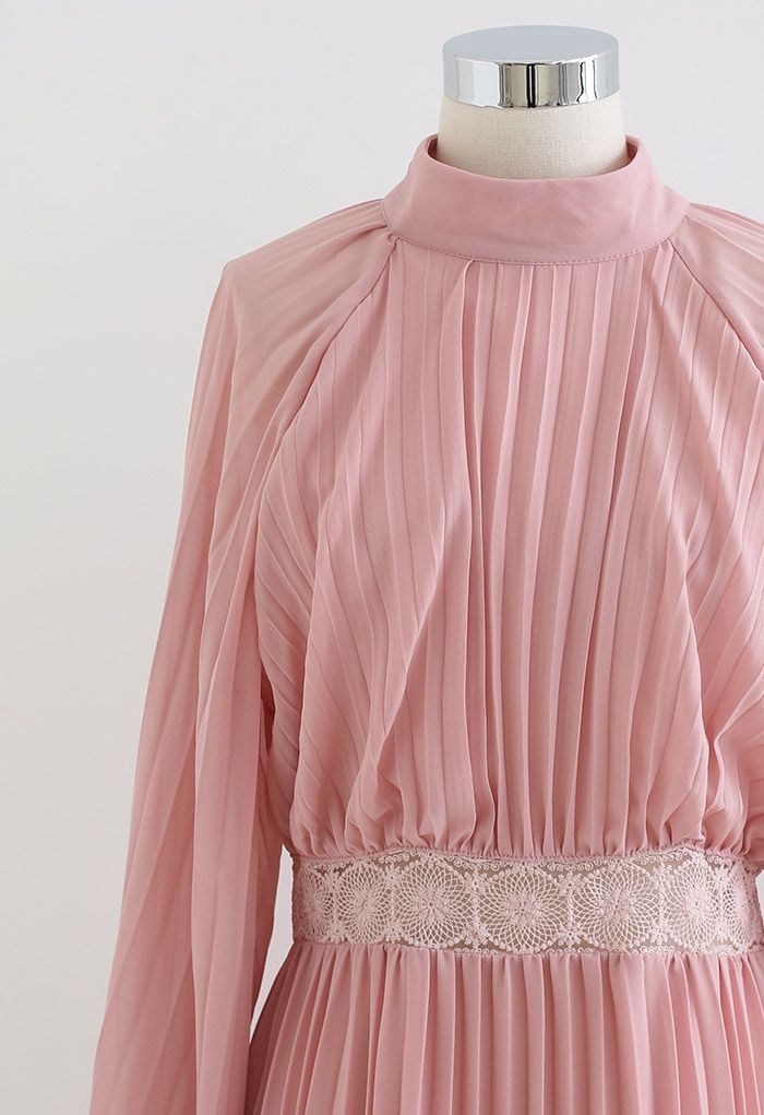 Vestido maxi plissado com cintura rendada em rosa