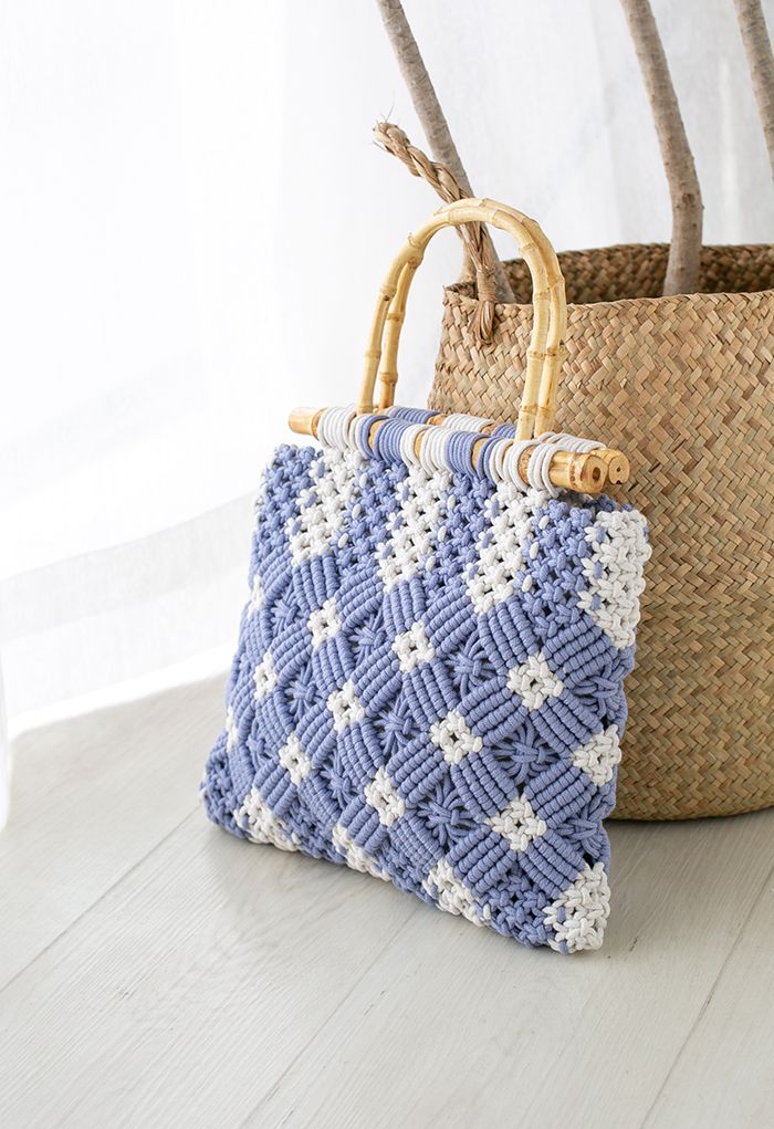 Bolsa de mão em tecido de dois tons com alça de bambu em azul