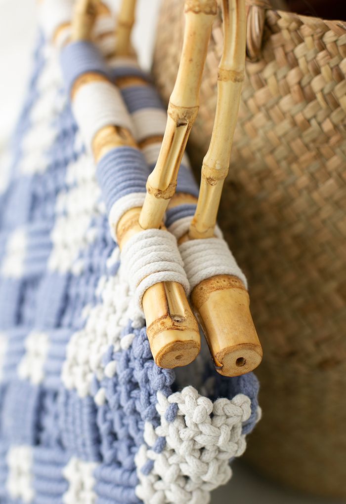 Bolsa de mão em tecido de dois tons com alça de bambu em azul