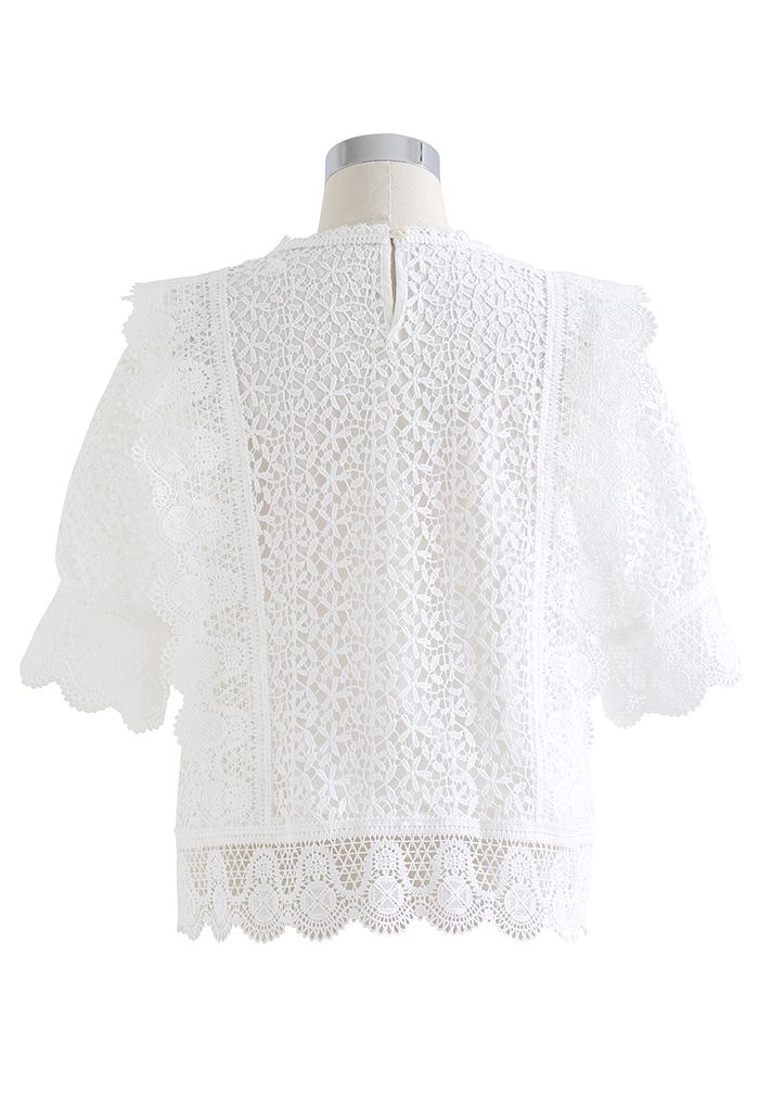 Blusa de crochê floret cutwork borda recortada em branco