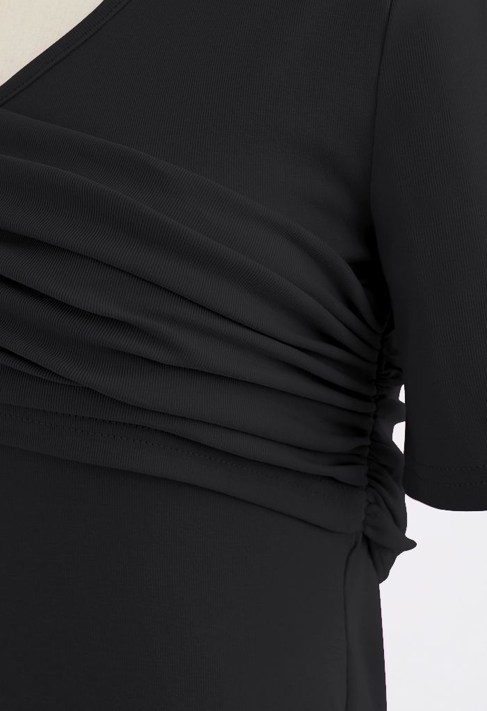 Blusa de manga curta oblíqua de um ombro só em preto