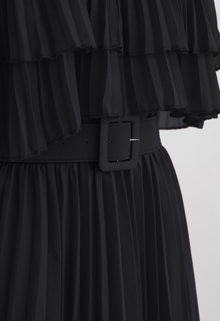 Vestido de ombro a frio plissado em camadas em preto
