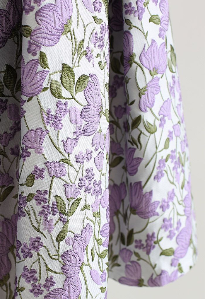 Impressionante mini saia plissada em jacquard de flores em violeta