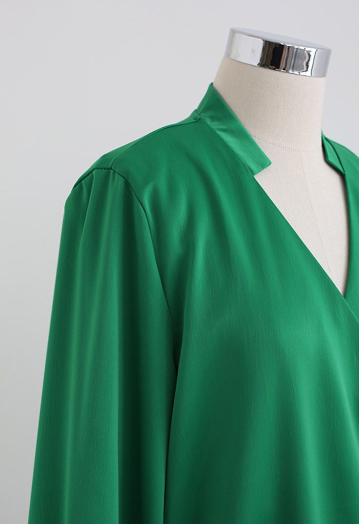 Blusa de cetim com decote em V na frente em verde