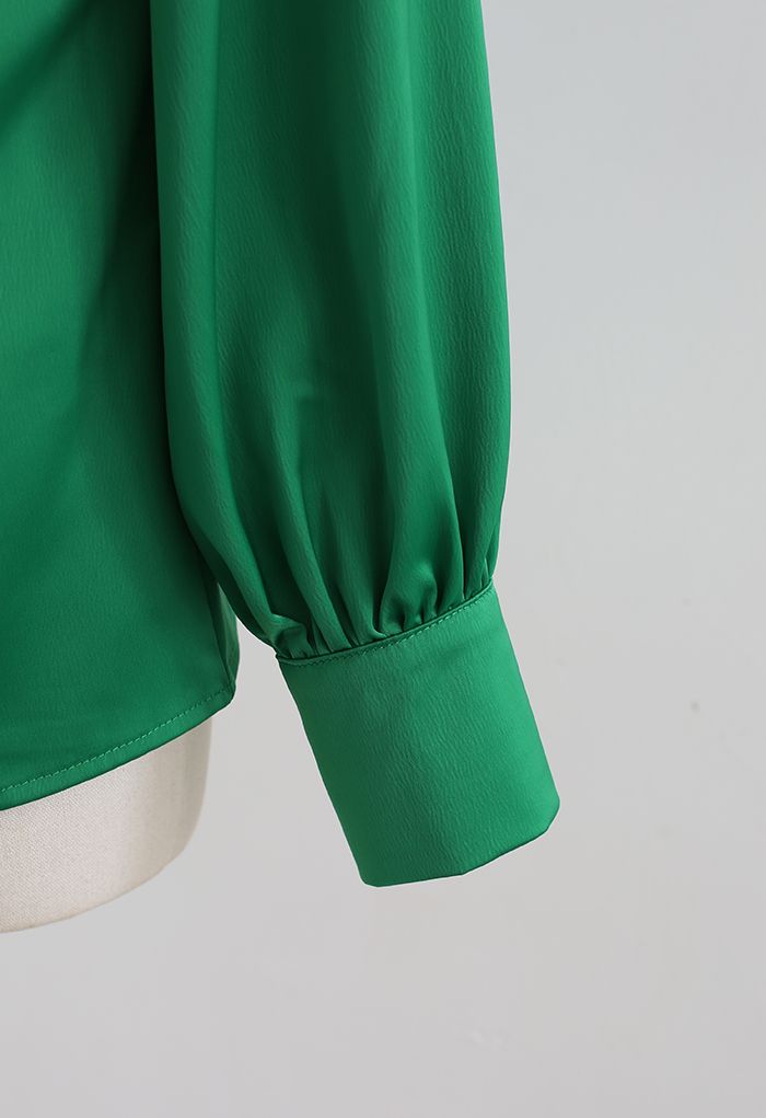 Blusa de cetim com decote em V na frente em verde