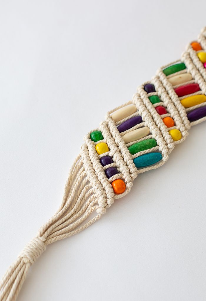 Cinto tecido com miçangas de madeira coloridas em marfim