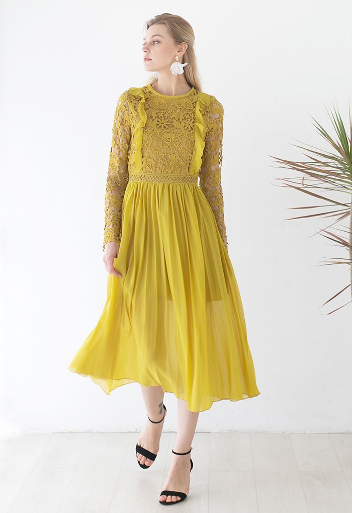 Vestido midi plissado de chiffon de crochê floral em amarelo