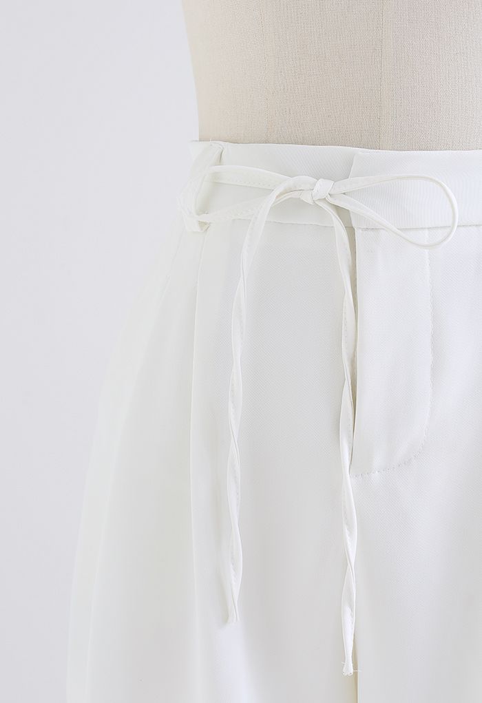 Calções de bolso com cordão de amarrar na lateral em branco