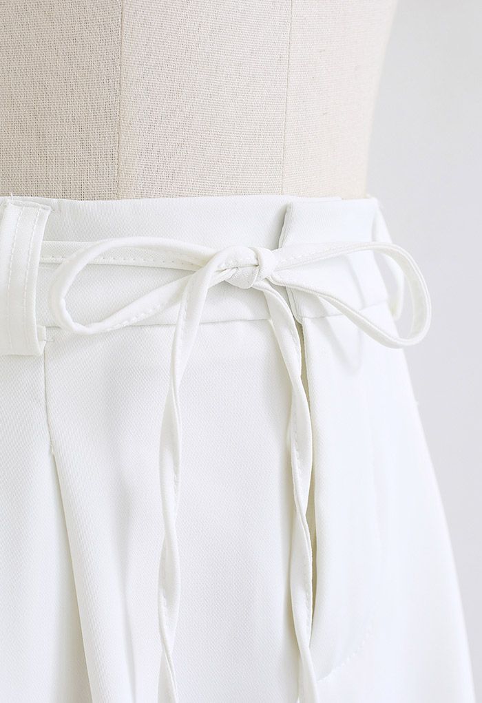 Calções de bolso com cordão de amarrar na lateral em branco