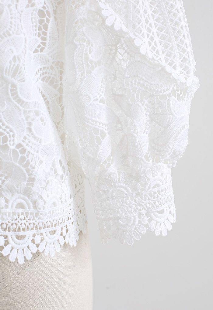 Blusa manga bufante flor de crochê em branco