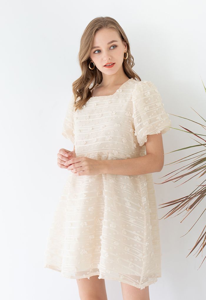 Mini vestido com sobreposição de malha de algodão doce 3D em creme