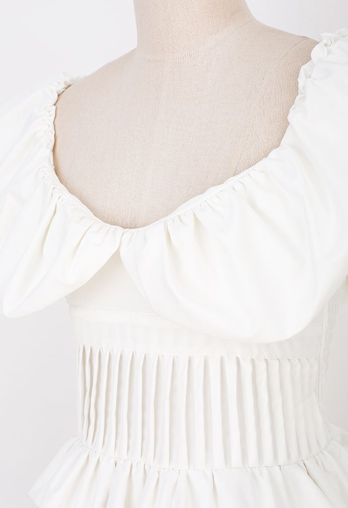 Blusa plissada plissada com aba e ombro em branco