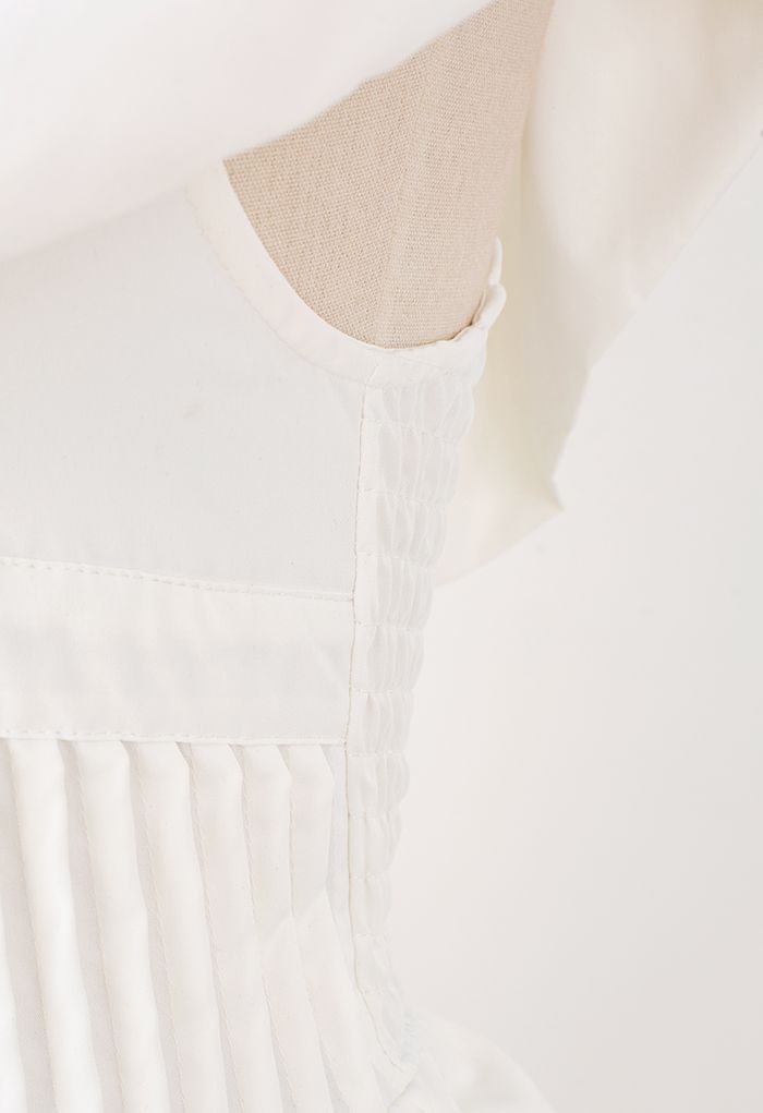 Blusa plissada plissada com aba e ombro em branco