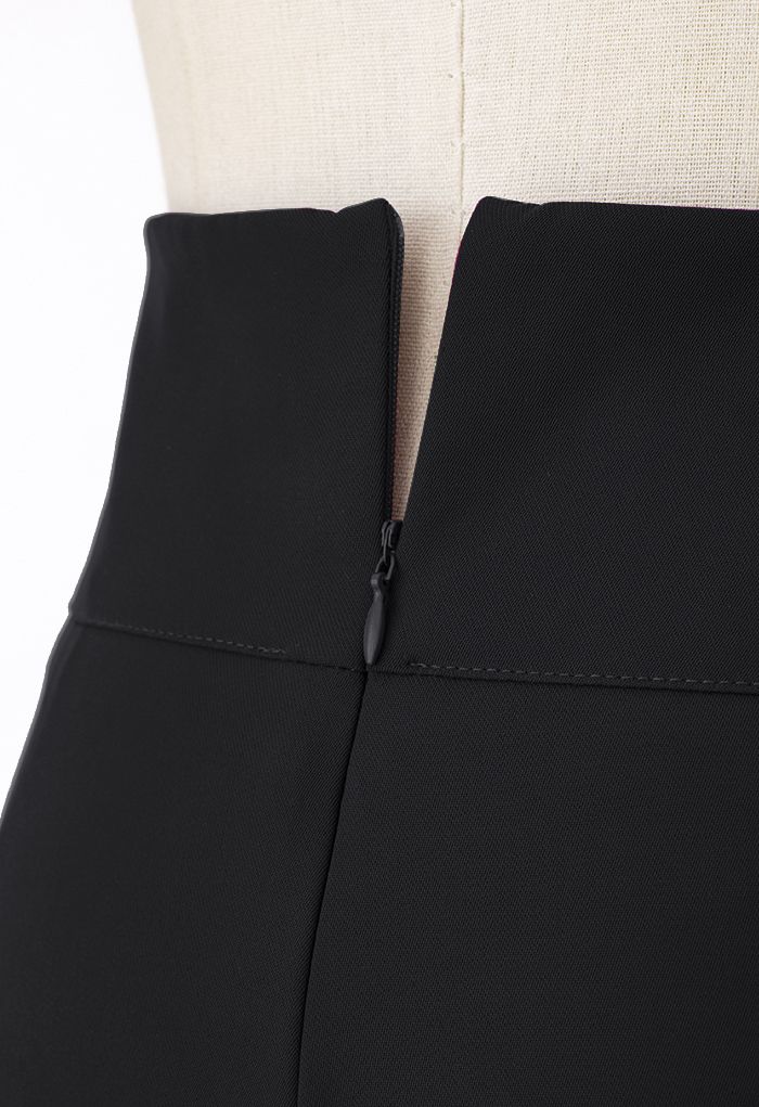 Calças largas de cintura recortada em preto
