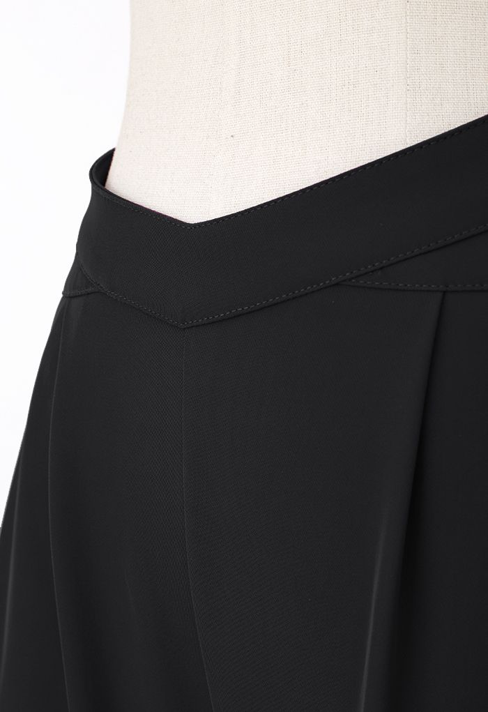 Calças largas de cintura recortada em preto