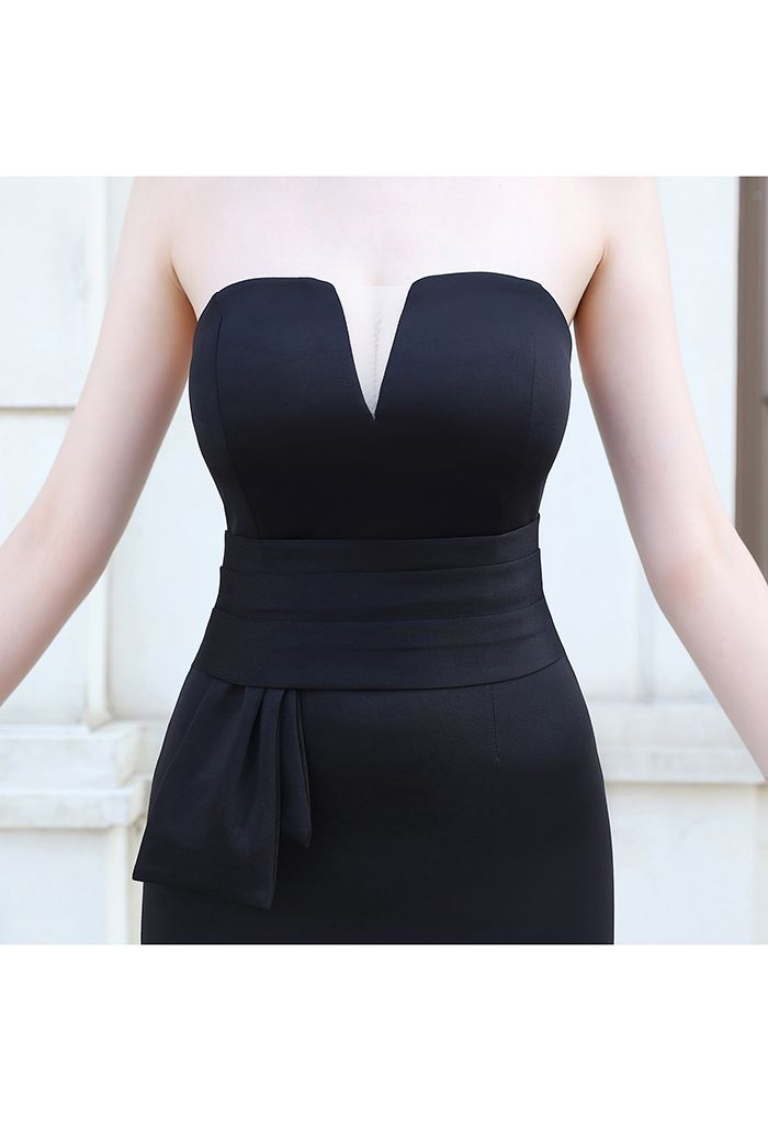 Mini vestido bustier sem alças e amarração na cintura em preto