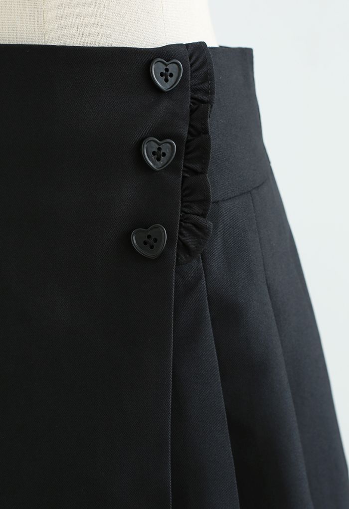 Minissaia plissada com botões em formato de coração em preto
