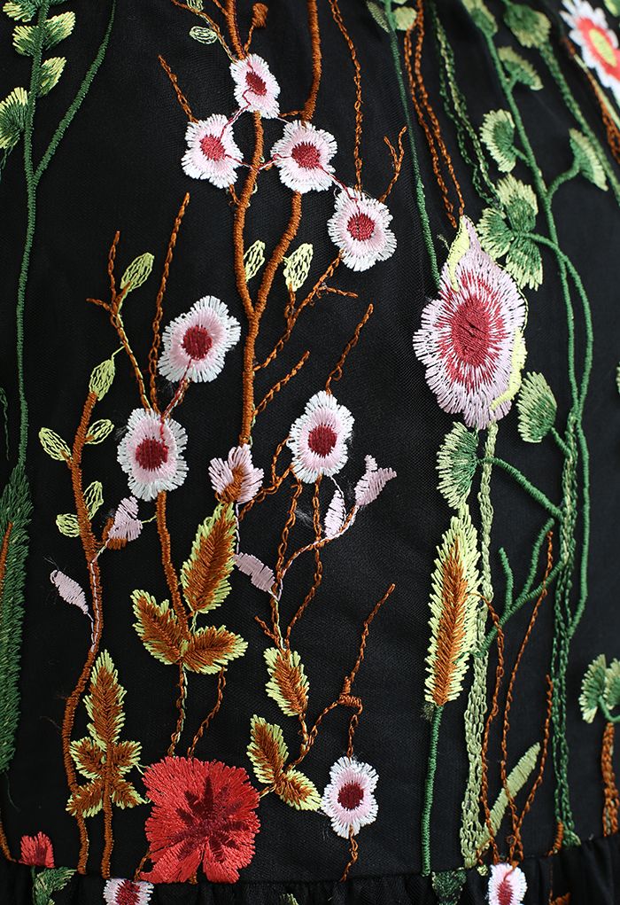 Lost in Flowering Fields Vestido Maxi bordado em malha em preto