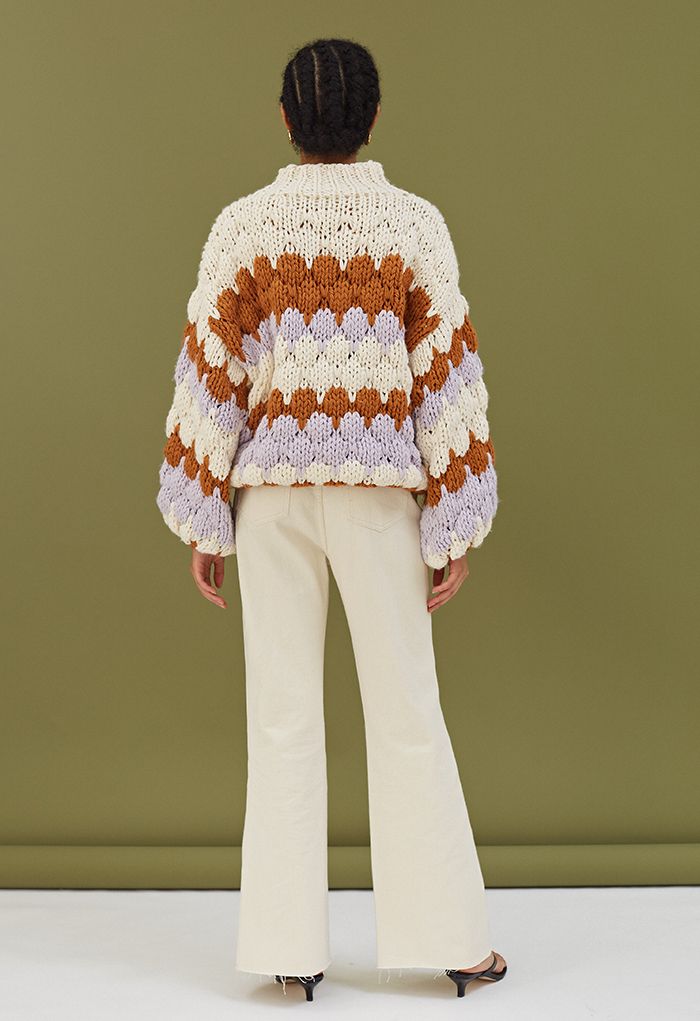 Suéter de gola alta tricotada à mão em creme com color block