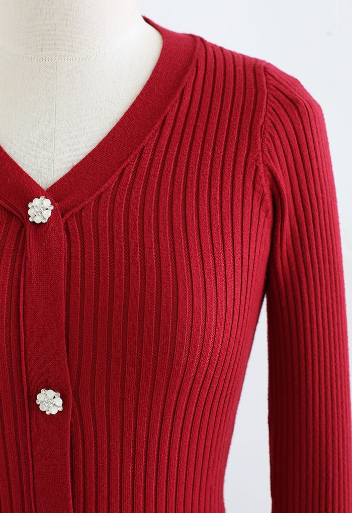 Vestido midi de tricô com botões na frente e linha A em vermelho