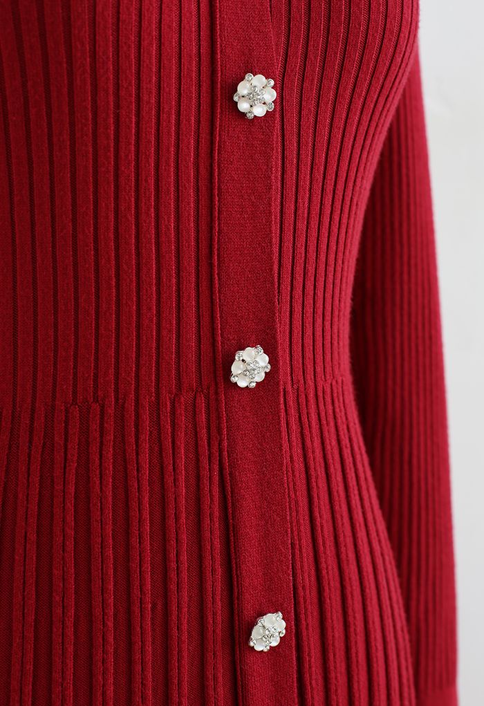 Vestido midi de tricô com botões na frente e linha A em vermelho