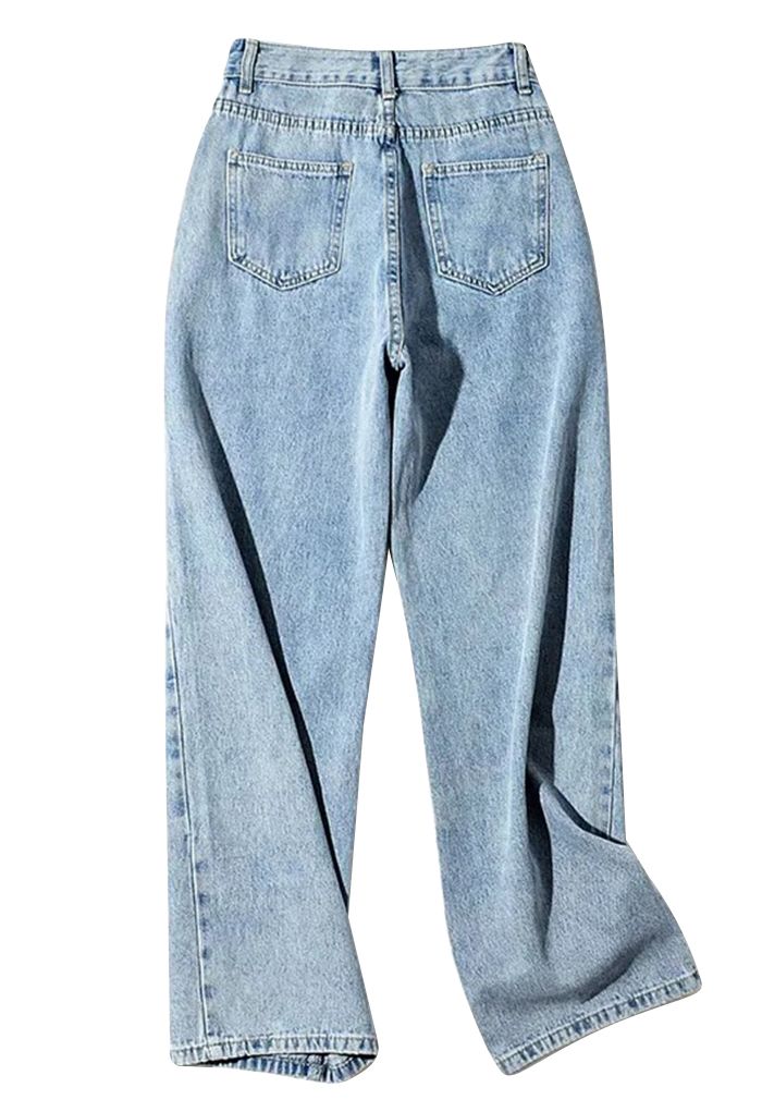 Jeans de perna larga com botão lateral em azul