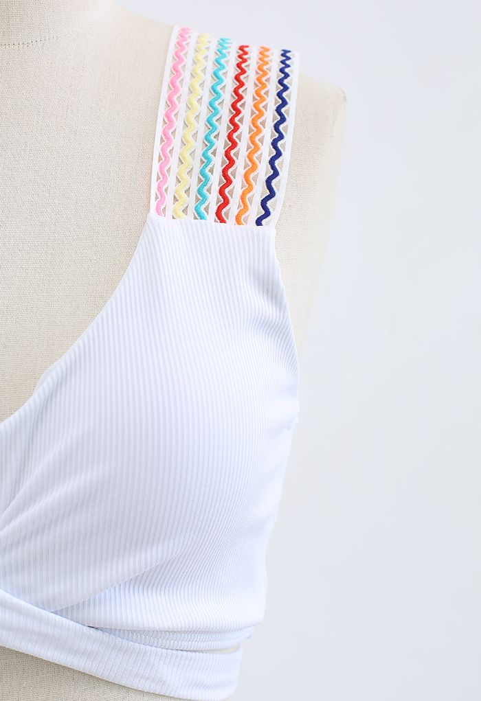 Conjunto de biquíni colorido ondulado com nervuras