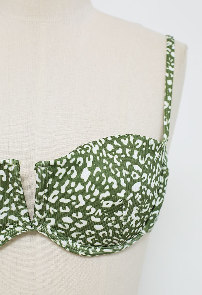 Conjunto de biquíni com estampa de leopardo e sarongue em verde musgo
