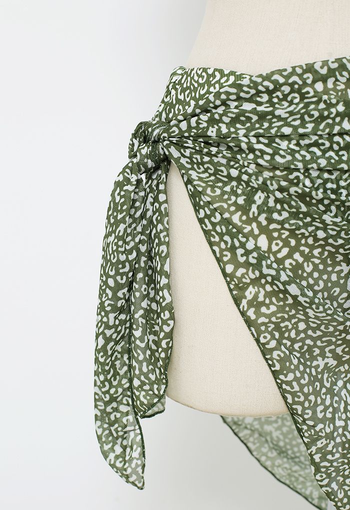 Conjunto de biquíni com estampa de leopardo e sarongue em verde musgo