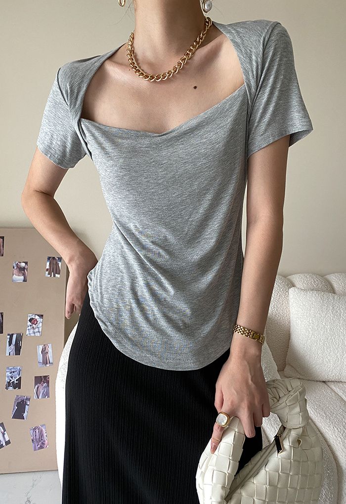 Camiseta de manga curta decote coração em cinza