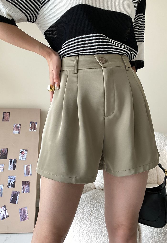 Shorts clássico de cetim com bolso lateral em verde musgo