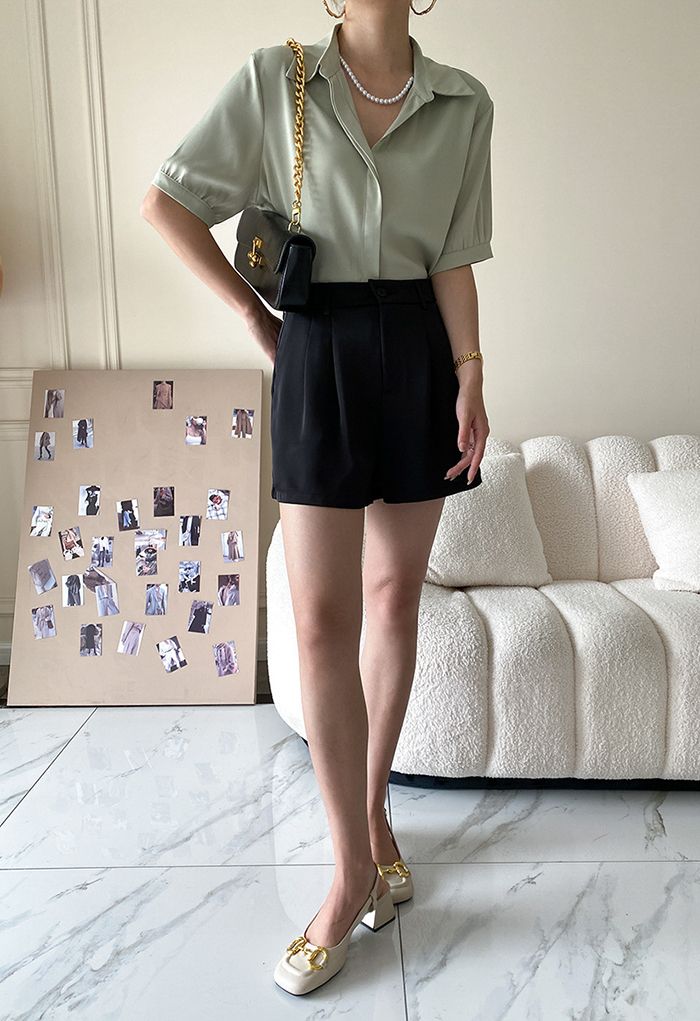 Shorts clássico de cetim com bolso lateral em preto