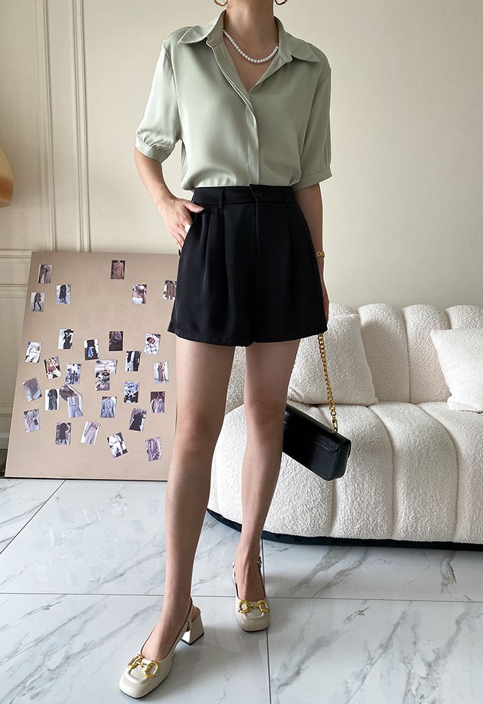 Shorts clássico de cetim com bolso lateral em preto