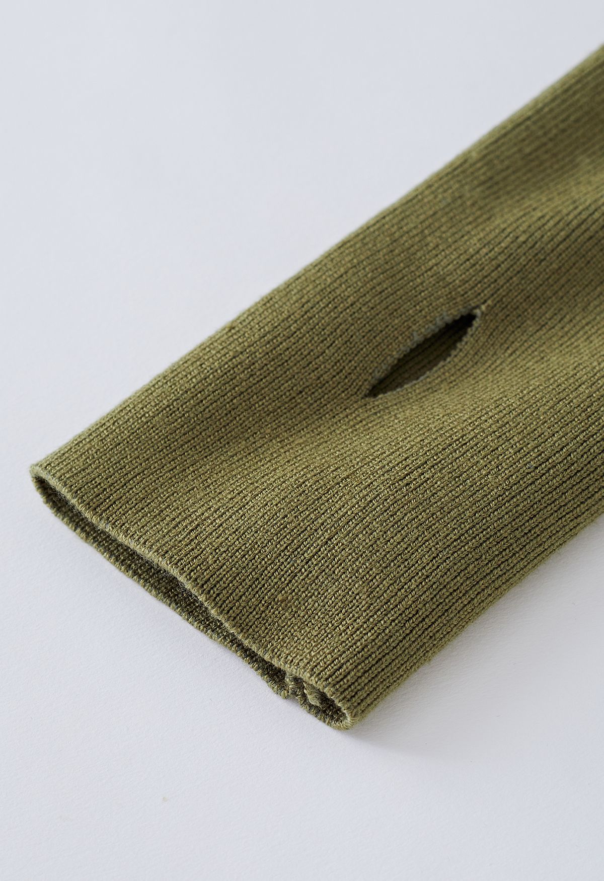 Conjunto de top cropped de malha e saia com fenda abotoada em verde-oliva