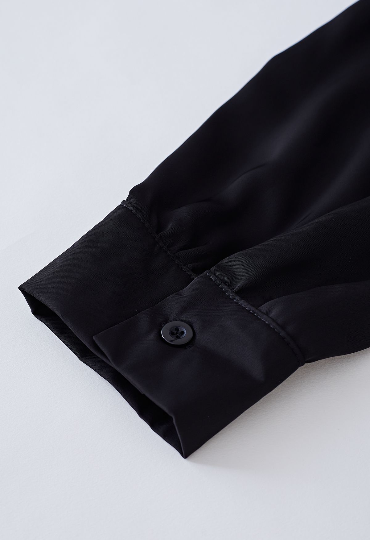 Vestido de cetim manga longa de penas etéreas em preto