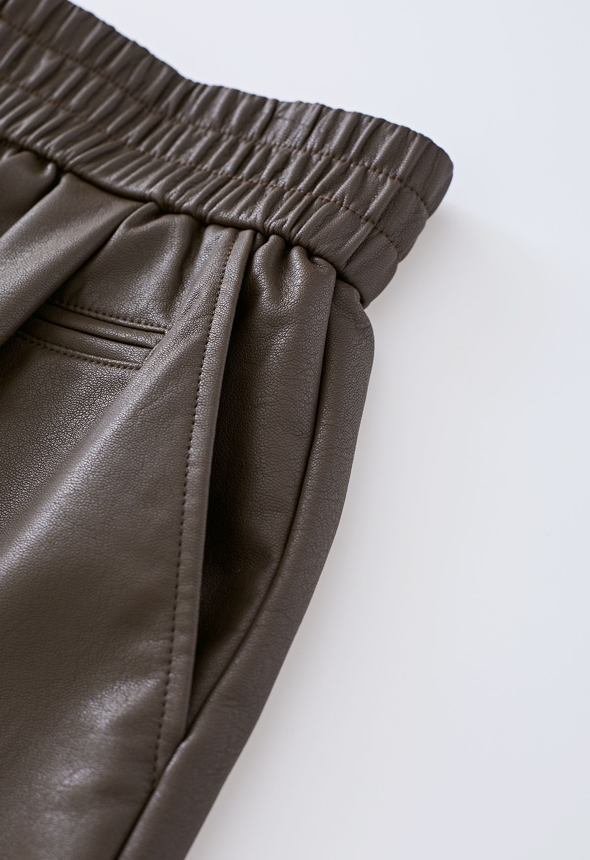 Shorts de couro sintético com botões texturizados em marrom