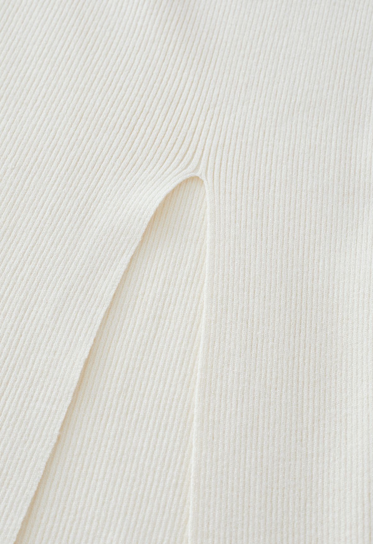 Conjunto de top cropped de malha e saia maxi com fenda alta em marfim