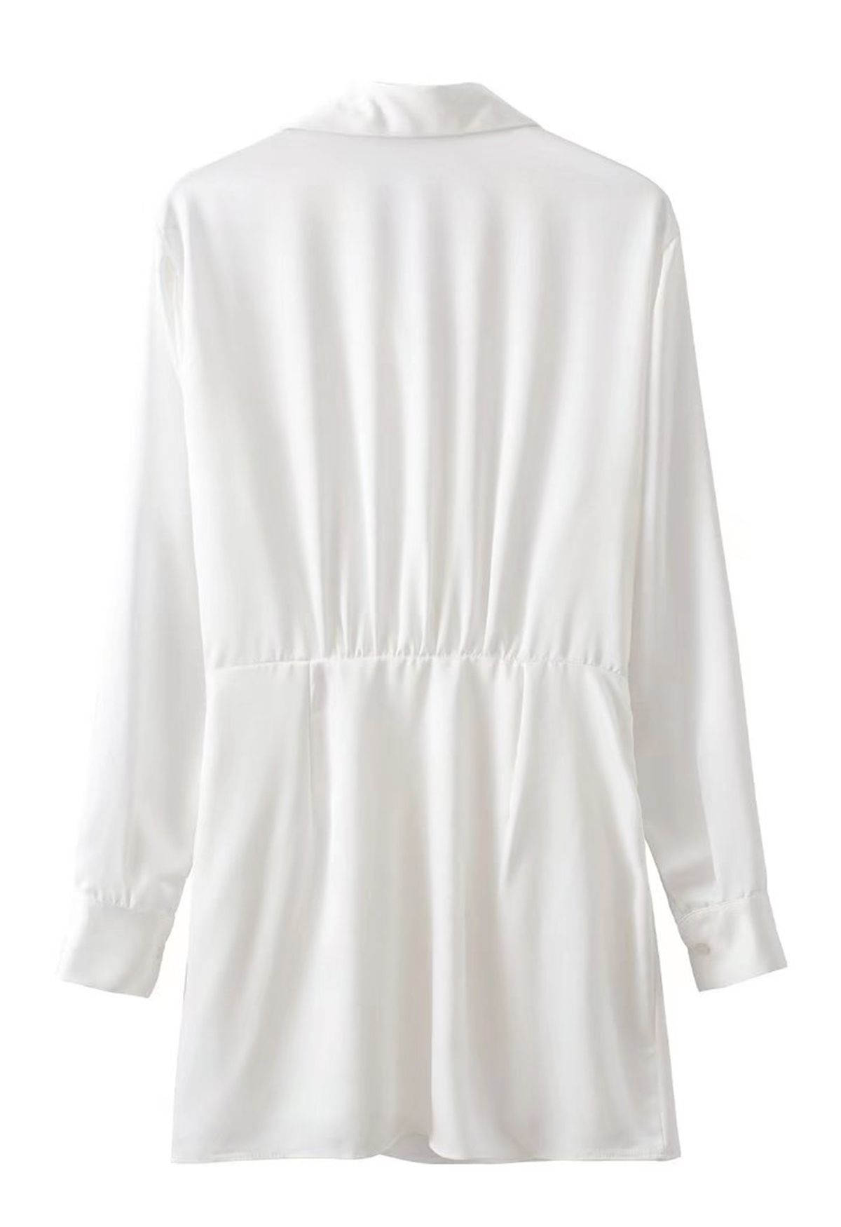 Vestido de camisa de cetim com decote em V franzido na frente em branco