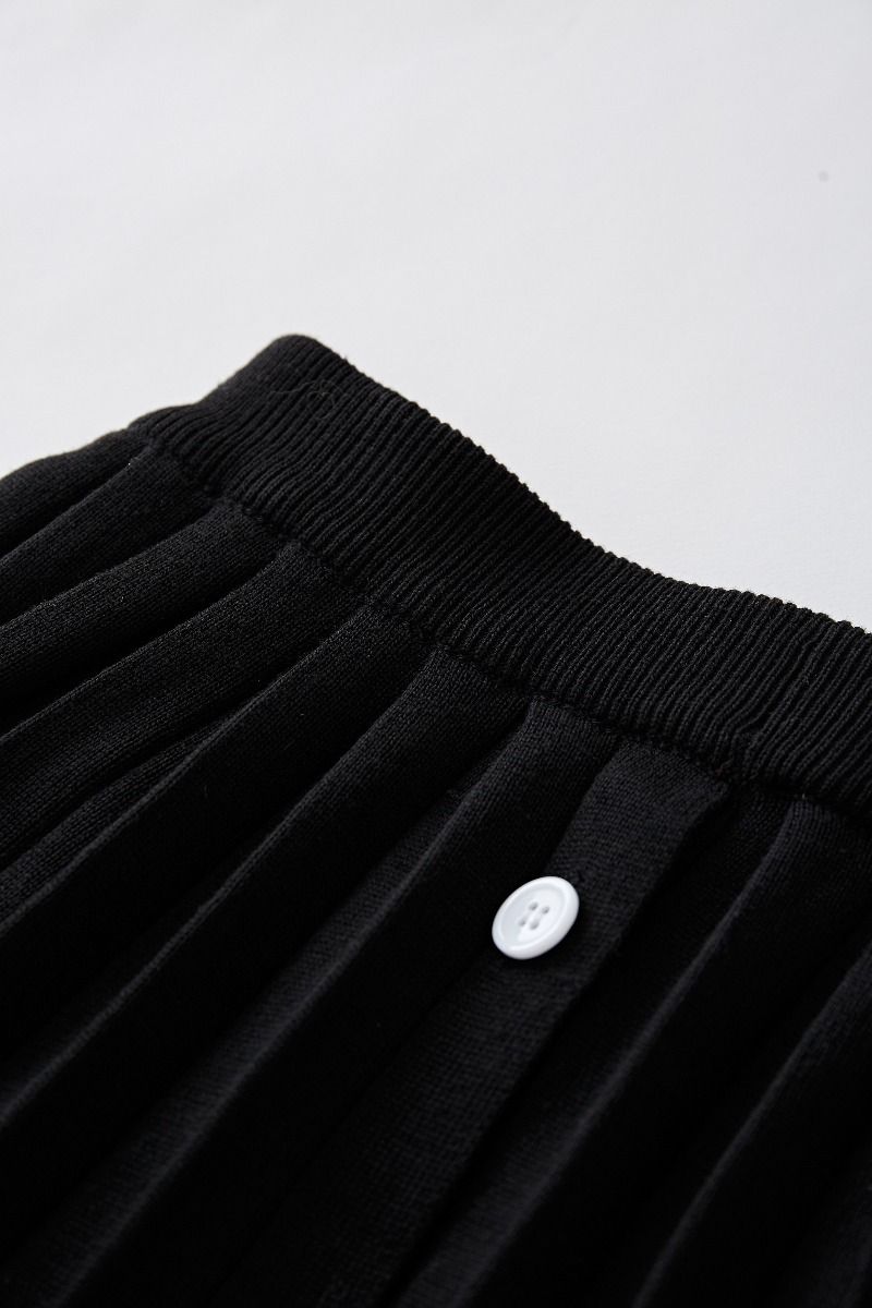 Conjunto de blusa de malha com gola em V e saia plissada em preto
